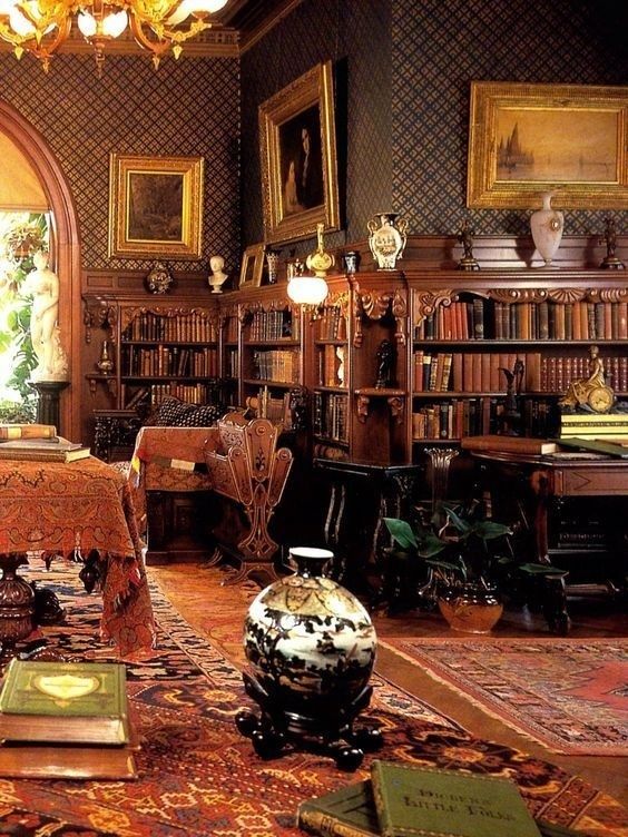 Klassiskt bibliotek med bokhyllor, skrivbord och orientaliska mattor